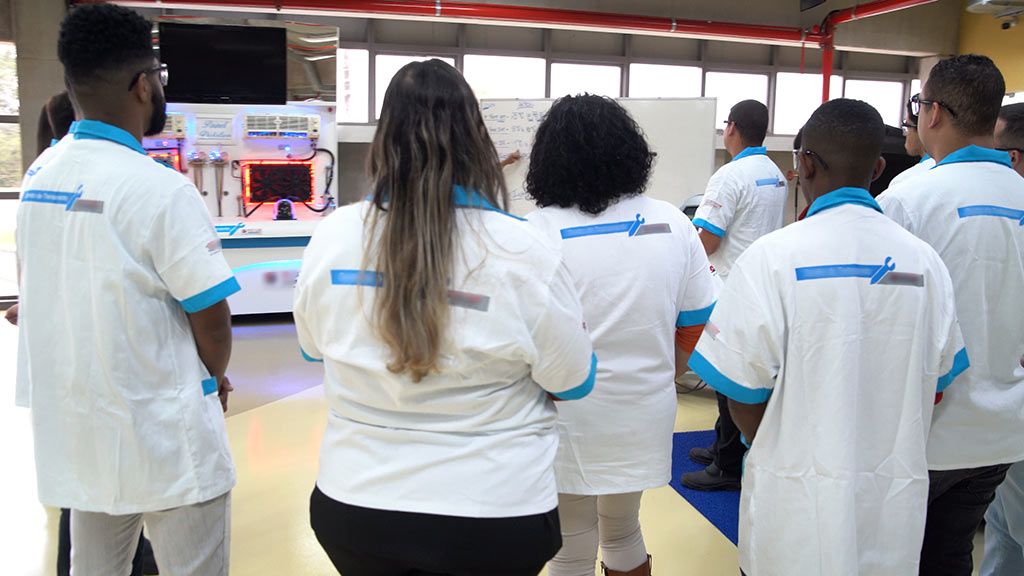 Pessoas participando de uma integração de colaboradores.