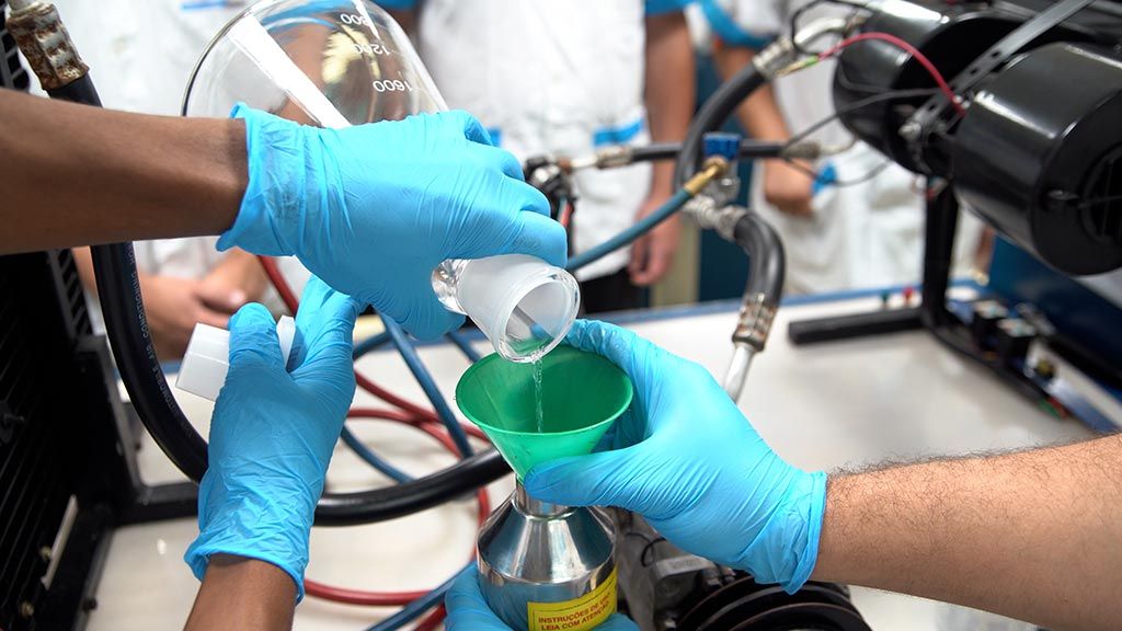 Imagem de vídeo de segurança do trabalho com o correto uso de EPIs.